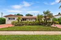 Centrally Located 4BD Oasis w/ Pool & Movie Patio Hotels near Hollywood Festival Shopping Center