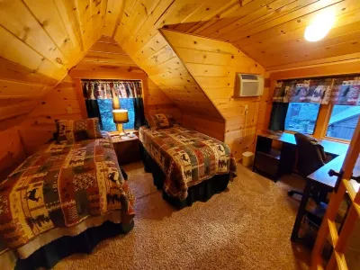 Mckenzie River Cabin #13 at the Log Cabin Inn, screened porch, .5mi Trailhead
