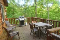 New+ Updated. Hot Tub. Near Trails. Game Room. Firepit. Secluded 8 Acres