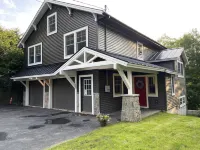 Quiet, Peaceful Location, Walk to Everything, Hot Tub, Fireplace, Game Room