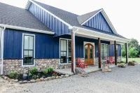 This beautiful spacious new home is perfect for group trips or family getaways. Hotel dekat Uptown Durant Center