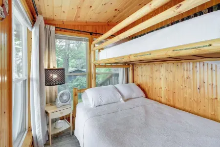 Charming Lakefront Cabin on Clean & Clear Big Pine Lake. Pet Friendly!