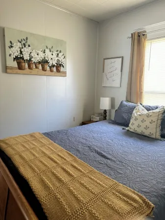 The Broadway Cottage - Great Bend Downtown(Pet Friendly) Отели рядом с достопримечательностью «Great Bend Courthouse»