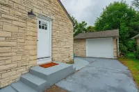 Travel Nurse’s Modern Bungalow!  Cozy 3 Bedroom Home