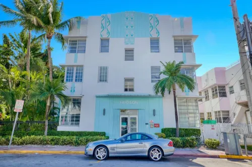 Beautiful 1 bedroom apartment with POOL in the heart of SOUTH BEACH!!!