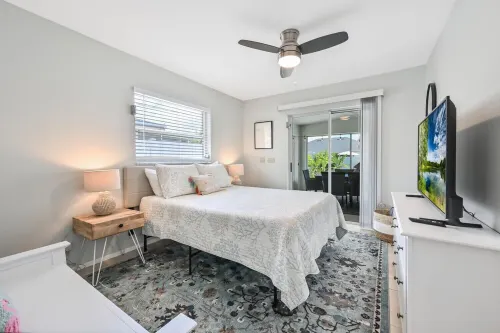 Walk to Beach Remodeled home, heated Pool w/ bonus Cabana Oasis! Free Bikes