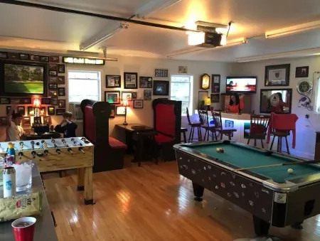 Chaut. Lake & Comedy Center Guesthouse Отели в г. Элликотт