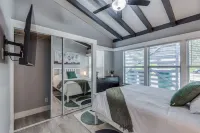 Luxury Modern Home with Heated Pool/Hot Tub, Pool Table, Poker Room & Games