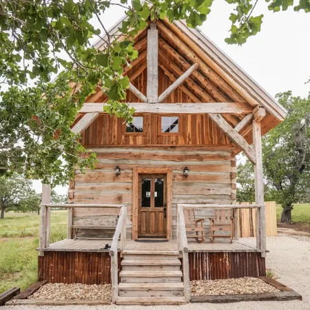 Cabin w modern upgrades next to the BEST wine, stars, peace, hot tub, relax