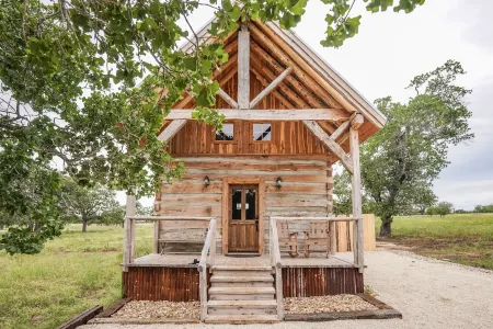 Cabin w modern upgrades next to the BEST wine, stars, peace, hot tub, relax