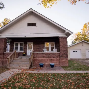 The Landing is a Cheerful 3 bedroom 2 bath home!