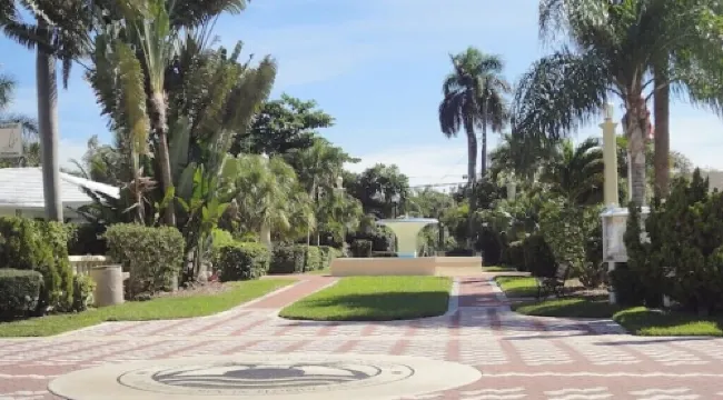 New Listing - 3 Min Walk-Beach, Hot Tub, Tennis, Wi-Fi