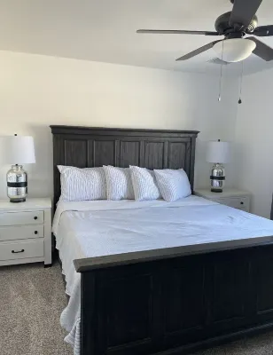 Beautiful 4 bedroom, 2 bathroom house. Outdoor pool. Hotels in 