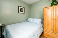 Charming/Cozy 2 BR 1 Bath steps from downtown.