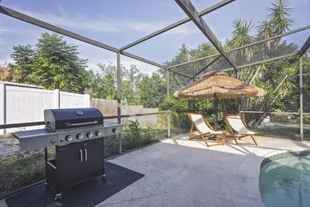 Cozy Lakefront Home w/ Pool -7 mins from Legoland