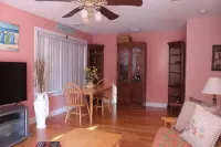 The Beach House: 8 min walk to Misquamicut, sleeps 5, beach parking/walk on pass Hoteles en Westerly