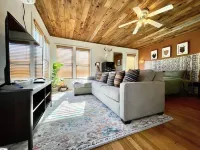 TheStudio@MonticelloPark-CowboyPool+Hottub+KingBed