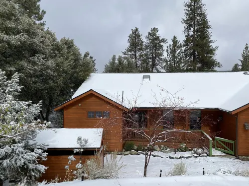 The Hideaway Retreat - Luxurious Cabin. Fun! Hotels in Pine Mountain Club