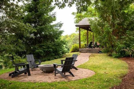 Durant Vineyard's Stoneycrest Cottage ~ stay amidst a destination for the senses Отели рядом с достопримечательностью «Sokol Blosser Winery»