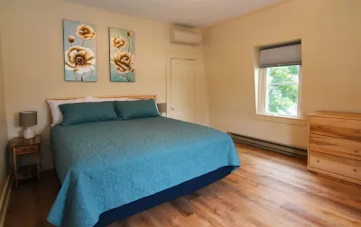 Renovated downtown Bar Harbor apartment, park and walk to shops and restaurants. 제섭 메모리얼 도서관 주변 호텔