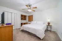 Lake Hamilton Condo - Sleeps 4, Pool, and Hot Tub!