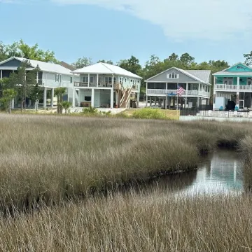 Beautiful home on the river, mins to the Gulf; fire-pit, bar, view