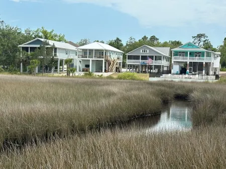 Beautiful home on the river, mins to the Gulf; fire-pit, bar, view