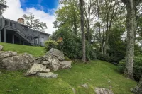 Alpine Bliss - Walk to slopes, dog friendly, fenced yard!
