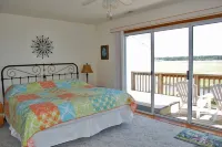 Fiddler Bay #5 Hotels near Daniel Thomas Fine Art Gallery