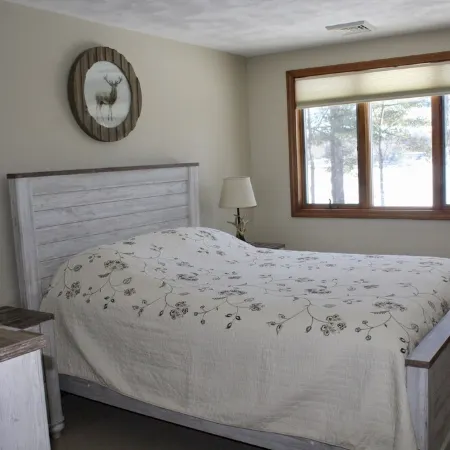 Lakefront Home, Snowmobilers & Cross Country Skiiers Paradise!