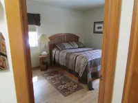 Old Town Cottage: Nestled on a forested hillside on the edge of Hill City