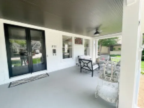 Exquisite Newly Renovated Historic Lake Country Home - Maison La Belle オコノモウォックのホテル