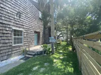 Waterfront Retreat, Pool & Rooftop Deck - 2 Bed Cottage, Kitchen, Great Location