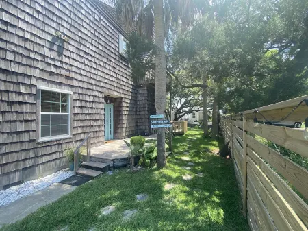 Waterfront Retreat, Heated Pool & Rooftop Deck - 2 Bed, Kitchen, Great Location