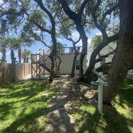 Waterfront Retreat, Pool & Rooftop Deck - 2 Bed Cottage, Kitchen, Great Location