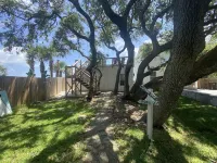 Waterfront Retreat, Pool & Rooftop Deck - 2 Bed Cottage, Kitchen, Great Location