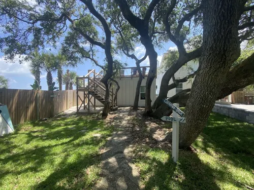 Waterfront Retreat, Pool & Rooftop Deck - 2 Bed Cottage, Kitchen, Great Location
