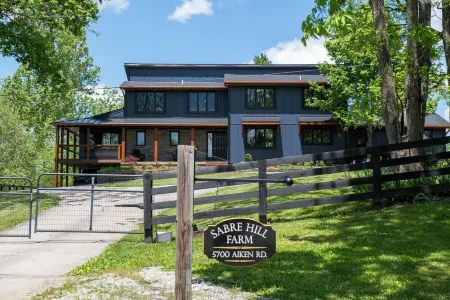 4Br Home on Sabre Hill Horse Farm 25 acres ~ Bourbon Trail
