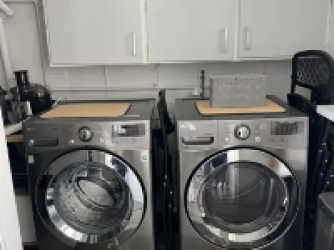 Pet-Friendly Charming  & Cozy 3-bedroom house AC & WiFi in pleasant Youngstown Hotels in Boardman Township