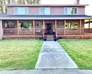 FARM HOUSE ON ACREAGE IN THE REDWOODS Hotels near Requa Rd