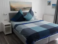 Bright, spacious comfort apartment with private garden and walk-in shower. Hotels in Hooksiel