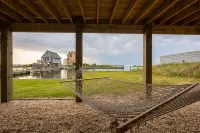 4BR 3BA Waterfront Slice of Heaven! Luxury, hot tub, sunsets, fishing.