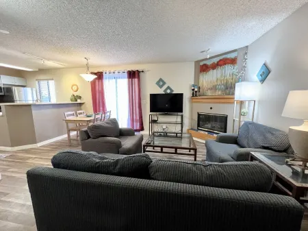 Clean & Cozy One Bedroom Condo W/ Kitchen In DTC Отели рядом с достопримечательностью «Парк штата Черри Крик»