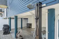 Top Flr Balcony w/ bonus room + wet bar, 2 blocks to beach, Linens/towels incl.