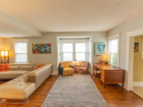 Great Space! 2 Blocks from Downtown Lee's Summit! Hotels in Lee's Summit