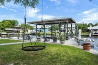 River's Edge Retreat-3/3.5, sleeps 9, waterfront with dock! Newly Remodeled!