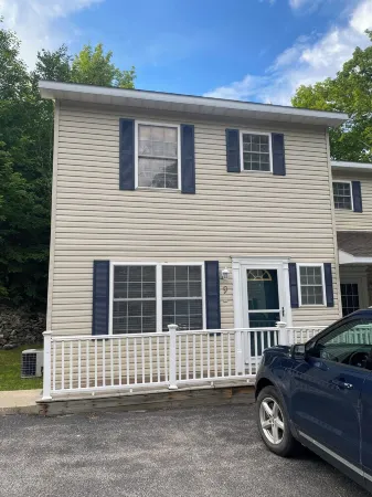 Cozy 2-bedroom condo in enchanting Petoskey with WiFi, AC. State Park, Bike Path Отели рядом с достопримечательностью «Парк штата Петоски»