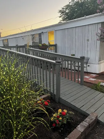 Newly renovated, music-themed home! Pet-Friendly! Only 2 minutes from I-40! Отели в г. Уилсон