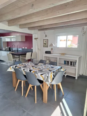 "LES BLEUETS" VILLA FOR 6 PEOPLE 3 BEDROOMS NEAR BOISVINET BEACH Отели в г. Сен-Жиль-Круа-де-Ви