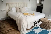 Hot Tub + Fire Place + King Bed - Close to Water and Town